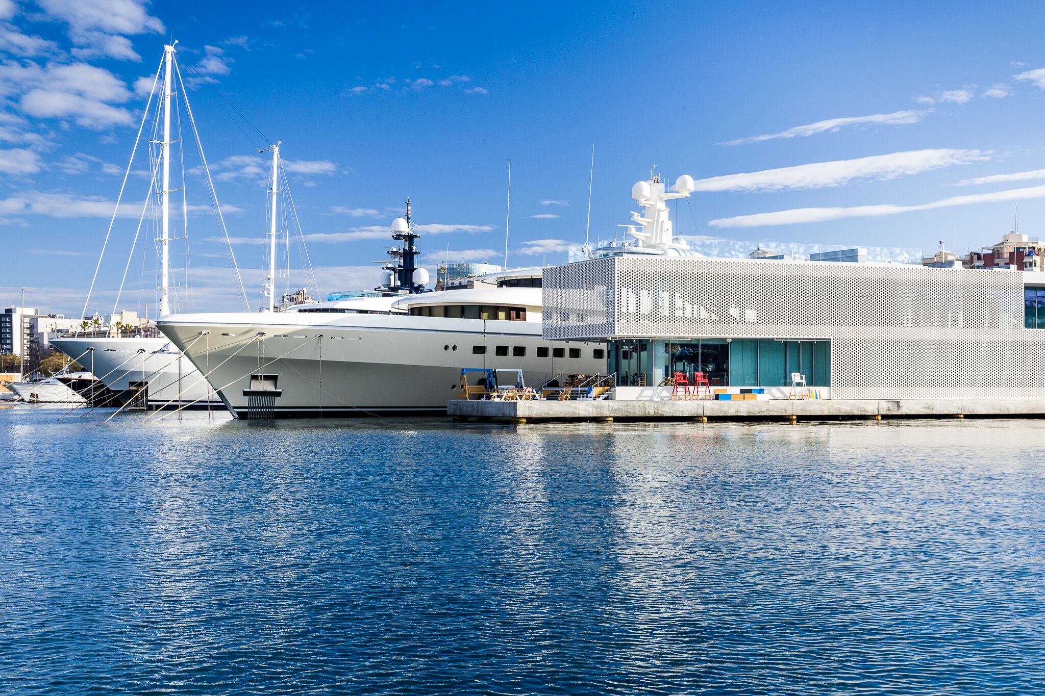 Marina Port Vell Los superyates amarran en el centro de Barcelona ...