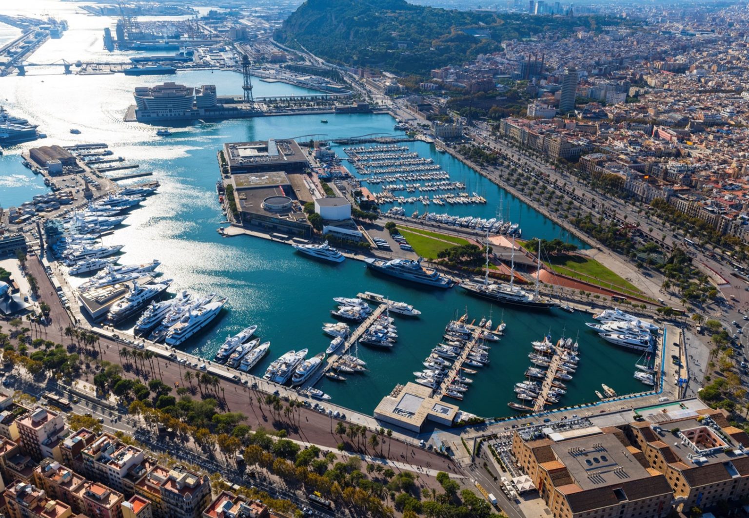 Marina Port Vell Los superyates amarran en el centro de Barcelona ...